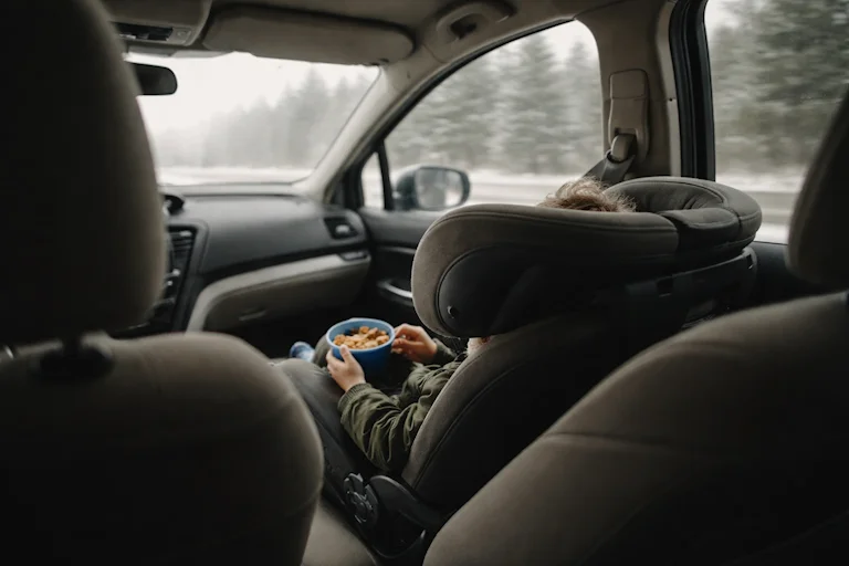 Daleko jeszcze? Jak przetrwać (i czasem się uśmiechnąć) w podróży samochodem z dzieckiem